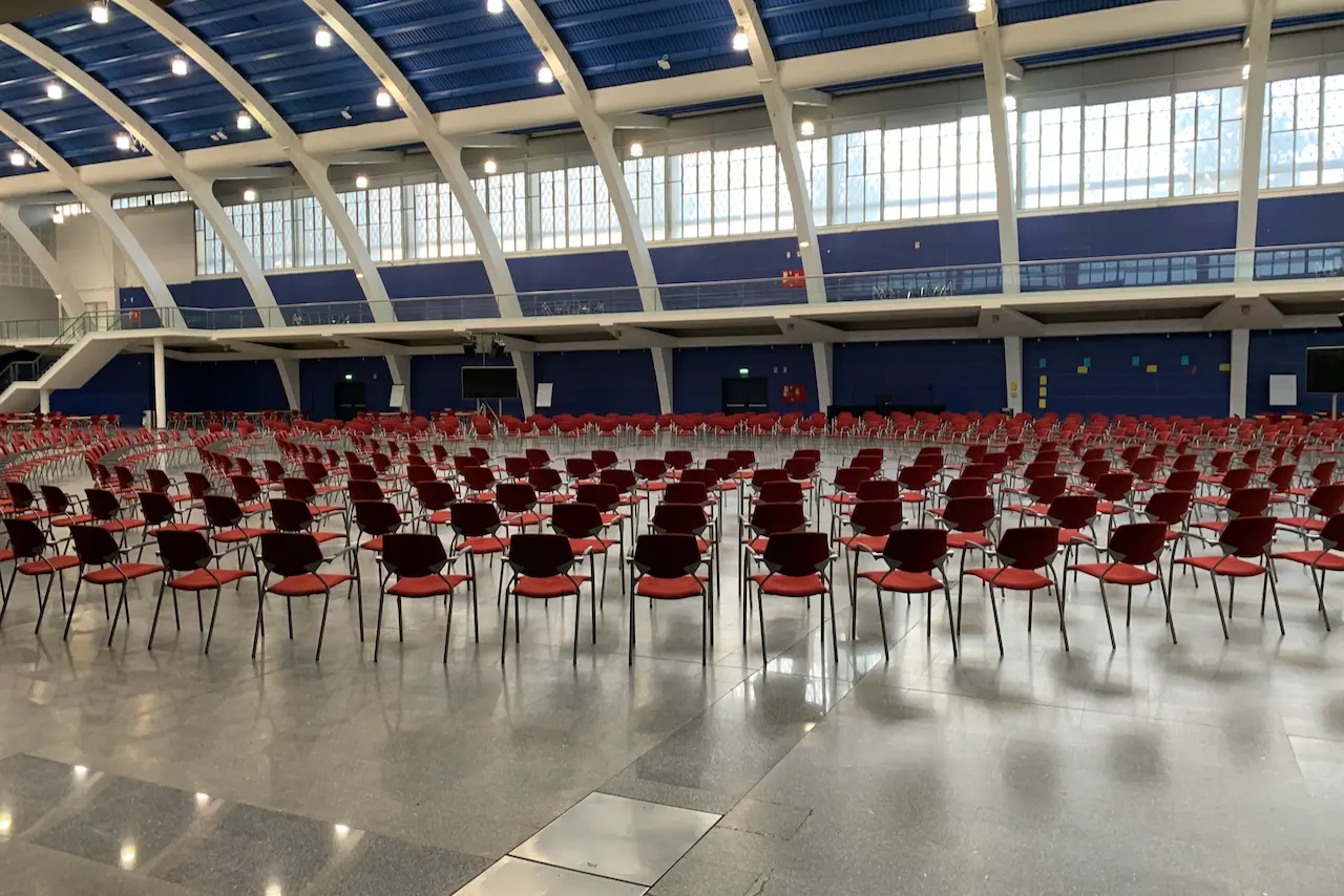 Een grote kring van stoelen voor een Open Space, klaar voor de opening